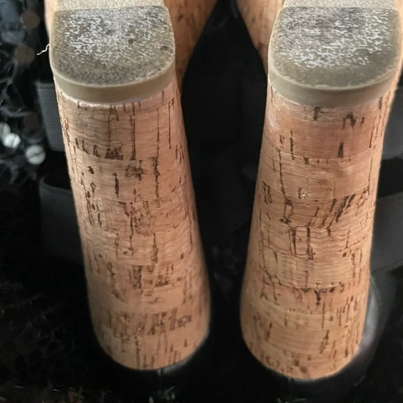 Size 8 Steve Madden Black and Tan Wedge Sandals - Picture 4 of 5